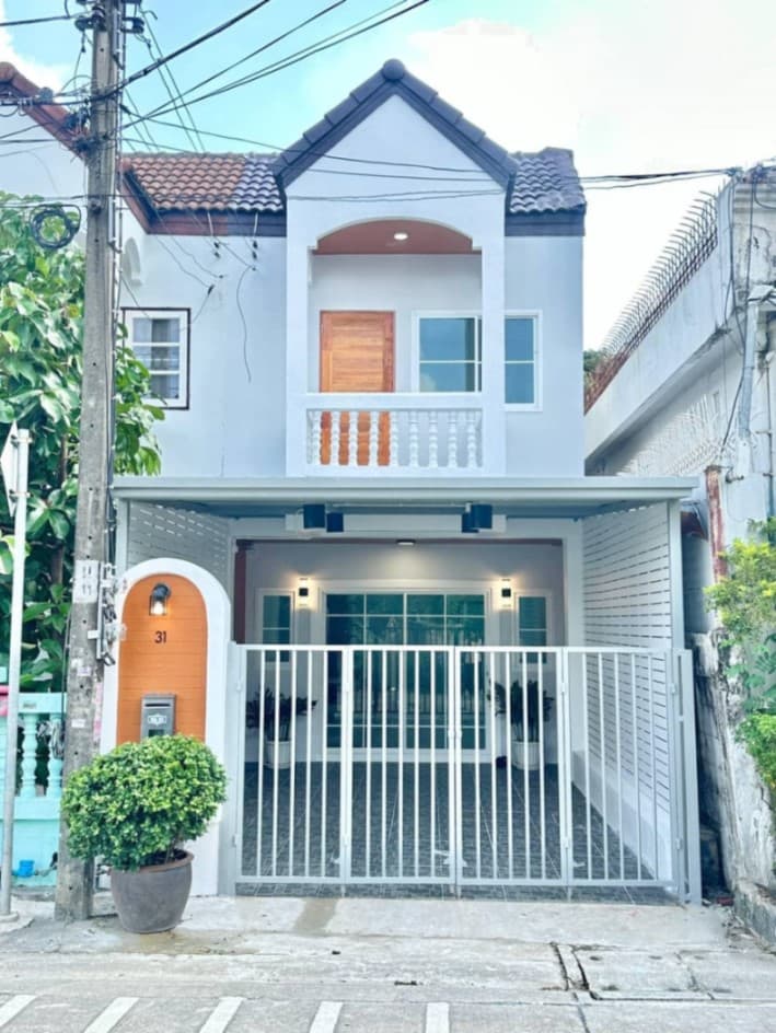 [Code : R4690] ทาวน์เฮ้าส์ 3 นอน ตรงข้ามกองสลากสนามบินน้ำ  ใจกลางเมืองนนทบุรี