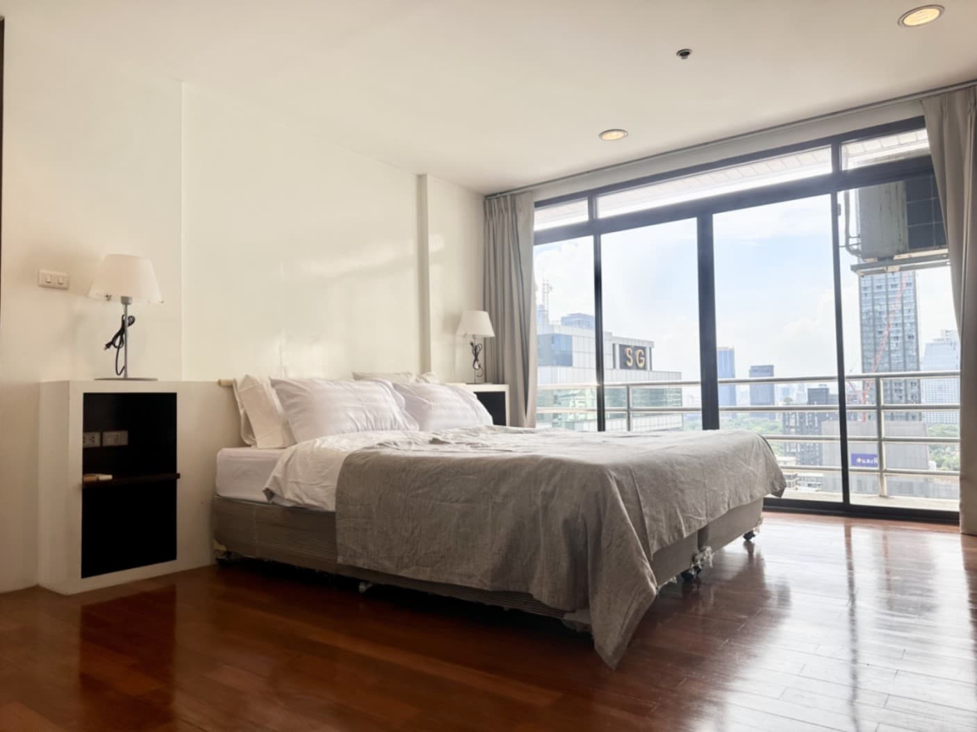 [Code : R4704] For Rent  1 bed The Royal place 2