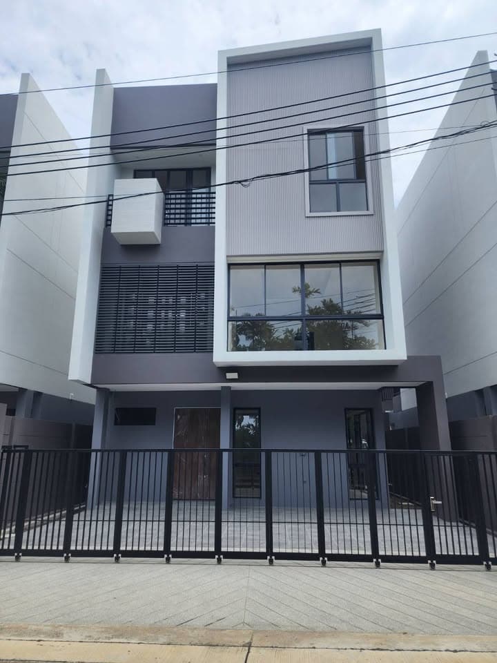 บ้านเดี่ยว 3 ชั้น ใหม่มือ 1 ใจกลางลาดพร้าว 101