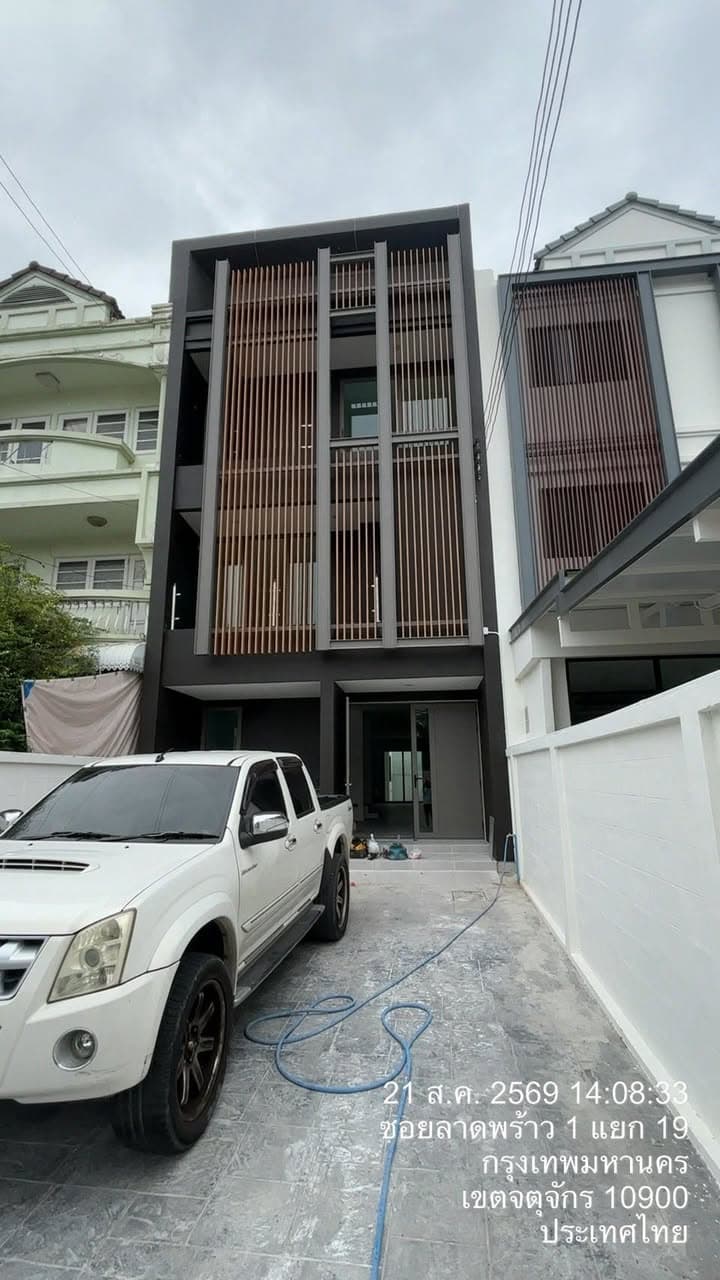 ทาวน์โฮม 3 ชั้น Modern Loft ซอยพหลโยธิน 24