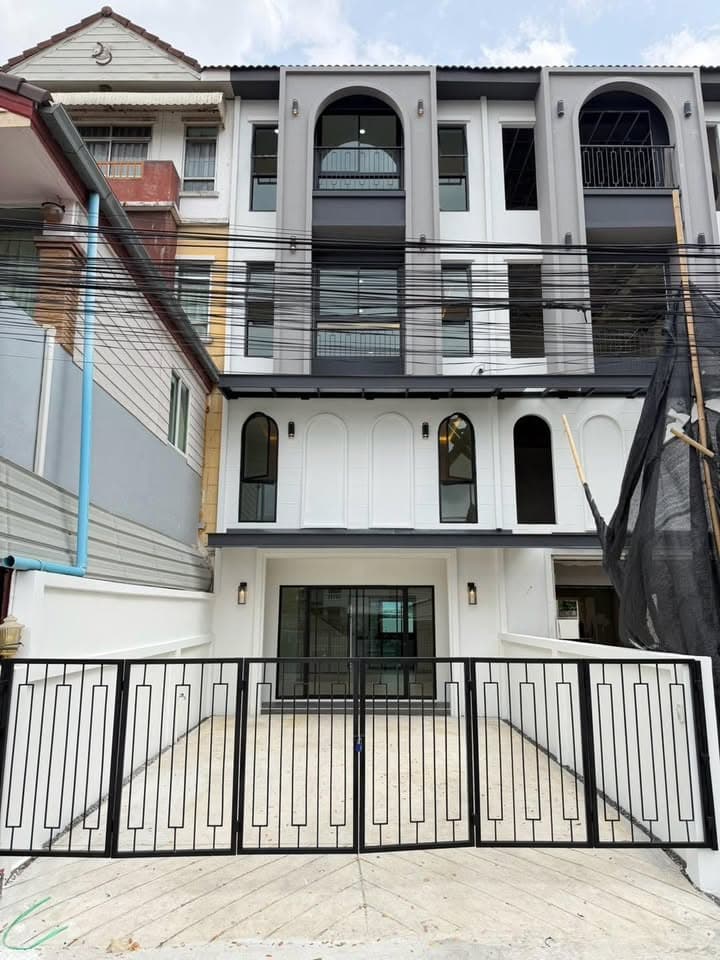 ทาวน์โฮม 4 ชั้น รีโนเวทใหม่ทั้งหลัง ลาดพร้าว 110