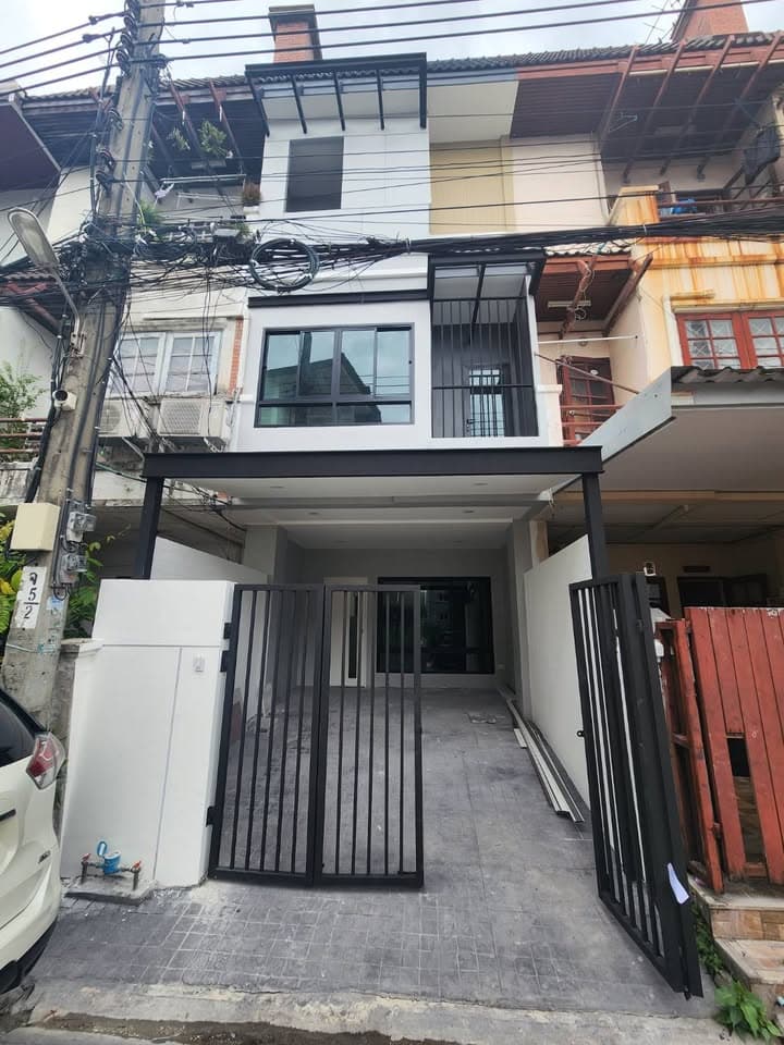 ขายบ้านทาวน์โฮมรีโนเวทใหม่ เกตุนุติการ์เด้น ลาดพร้าว 94