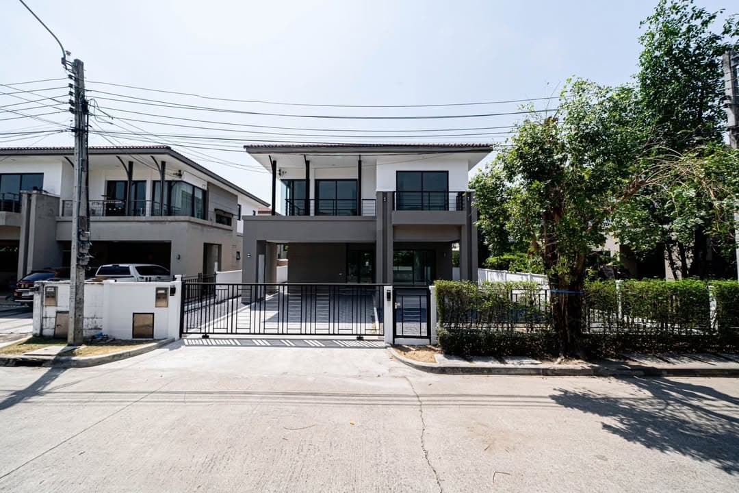 บ้านเดี่ยวรีโนเวทใหม่ 3 ห้องนอน เดอะเซนโทร วัชรพล