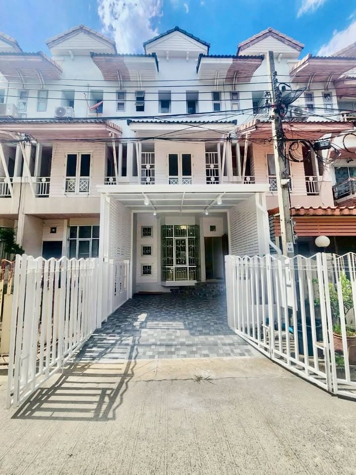 ทาวน์โฮม 3 ชั้น มบ.ริมสวนดอนเมือง ซ.ประชาอุทิศ 12 ดอนเมือง 3 ห้องนอน 3 ห้องน้ำ