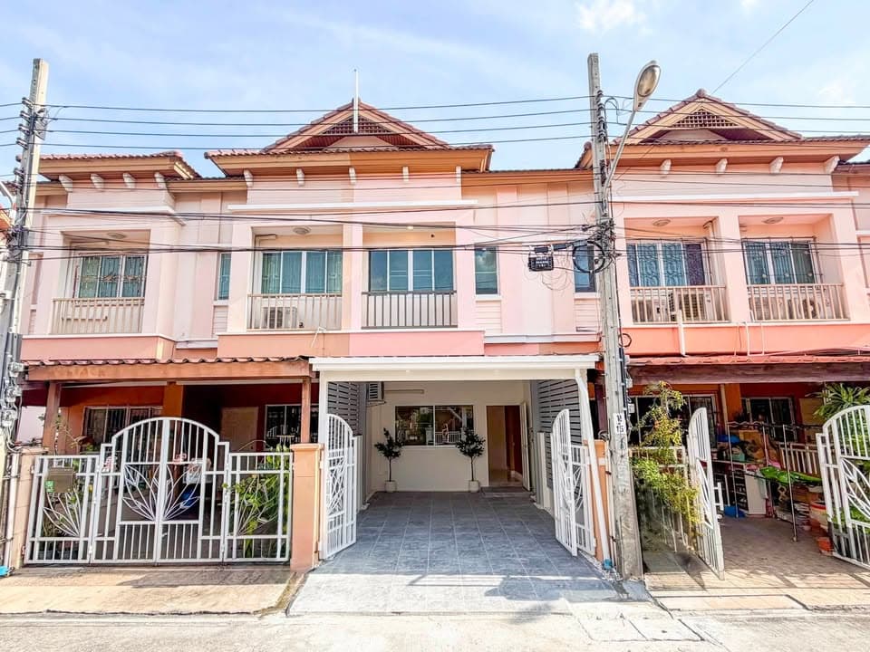 ทาวน์โฮม 2 ชั้นครึ่ง รีโนเวทใหม่ พร้อมอยู่ โครงการปริญลักษณ์ไลท์ สามัคคี งามวงศ์วาน