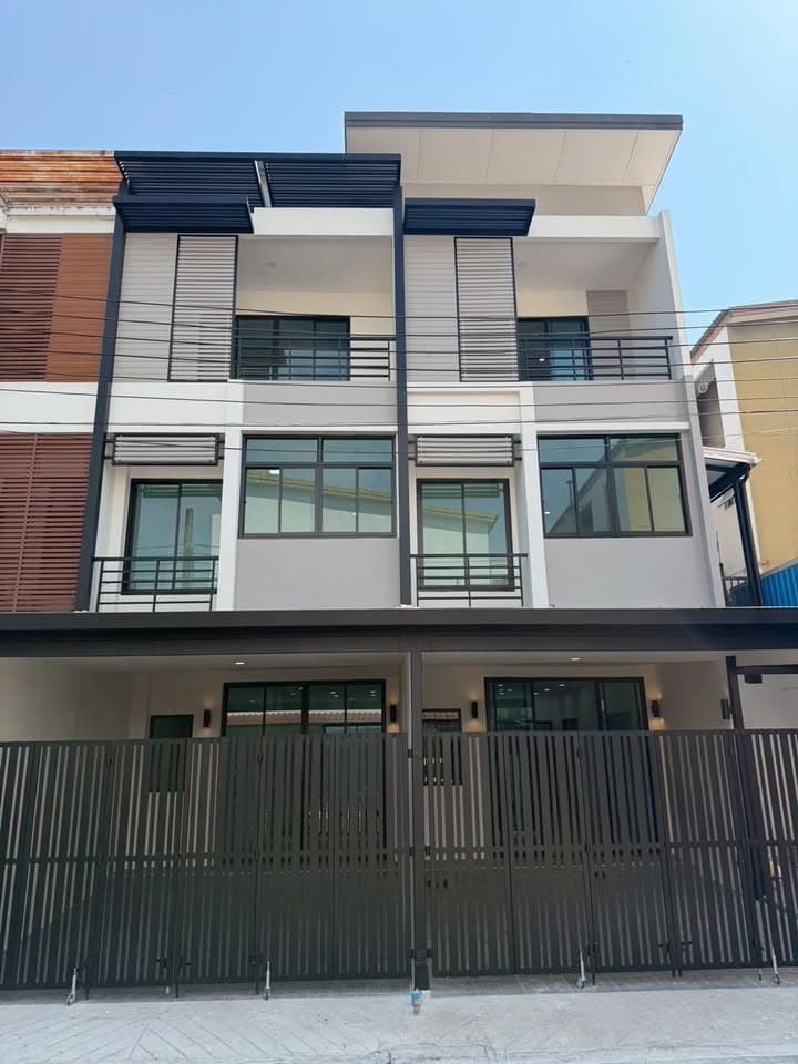 ขายทาวน์โฮม 3 ชั้น โครงการซิกเนเจอร์ ถนนวัชรพล 3 ห้องนอน รีโนเวทใหม่