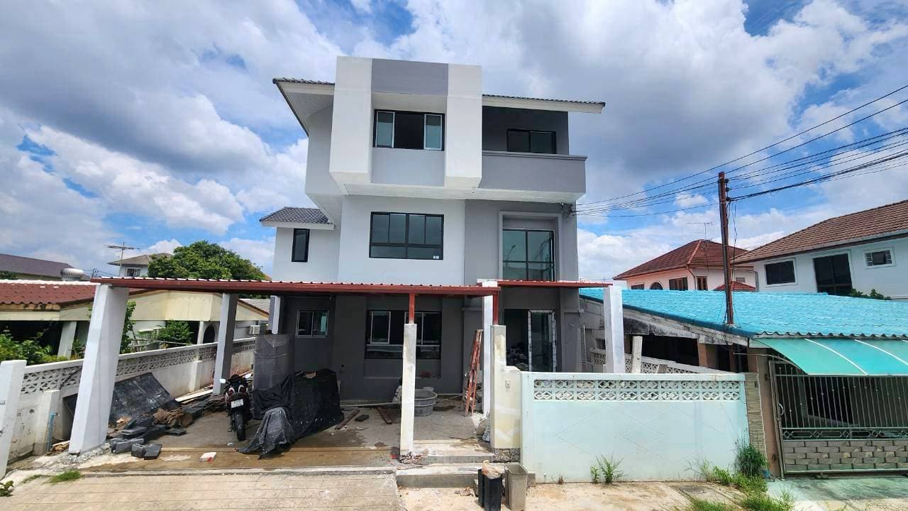 บ้านเดี่ยว 4 ห้องนอน พื้นที่ใช้สอย 278 ตร.ม. ซอยนวมินทร์ 81